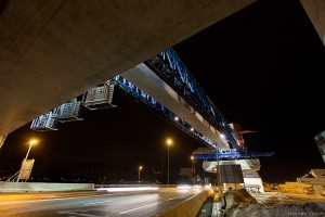Nachtfoto van brugelementen die worden geplaatst boven de snelweg A10. Infra