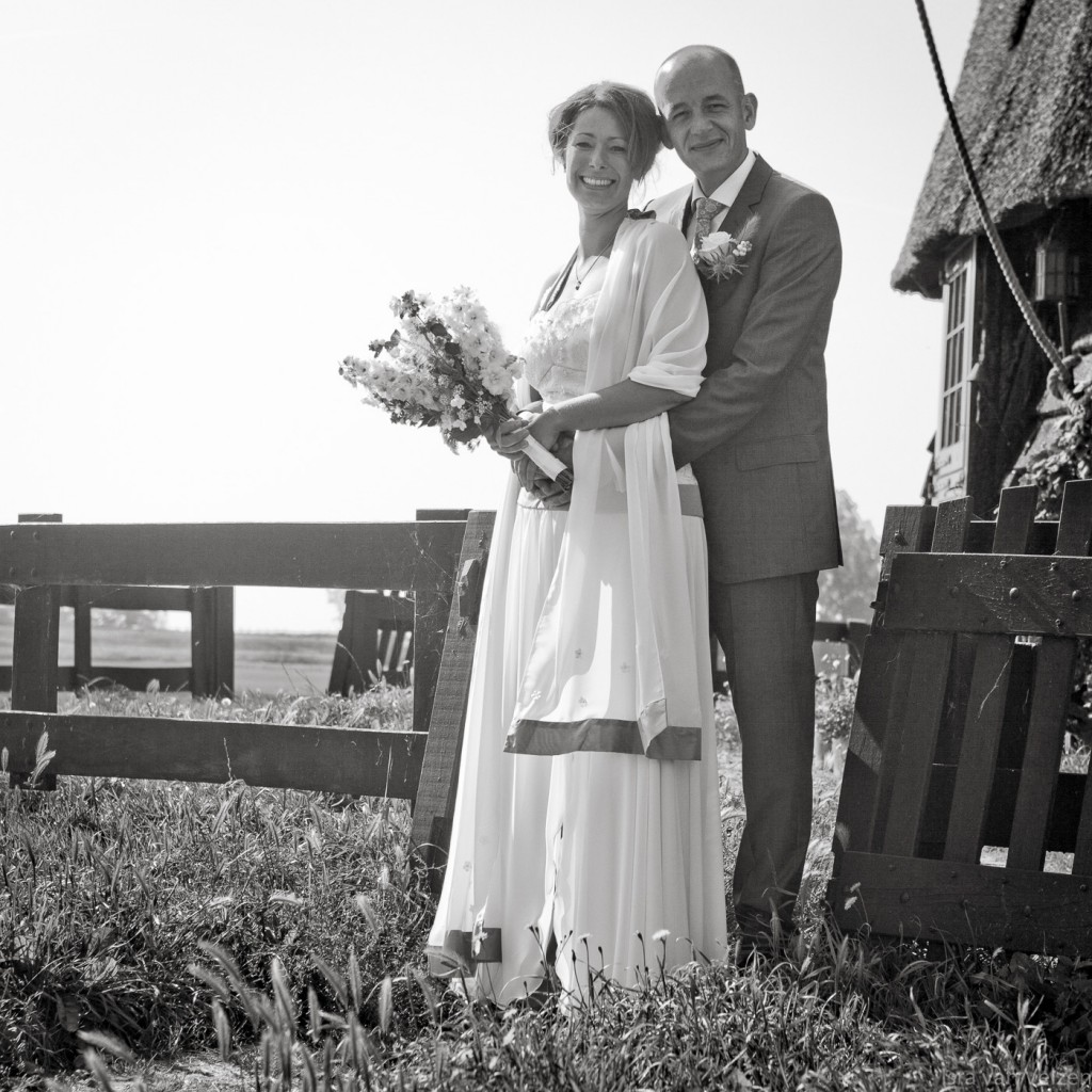 bruidsreportage bij molen zwart wit