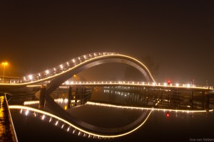 Zijaanzicht van de Melkwegbrug in Purmerend bij nacht. Ook wel bekend als 'De Bochel'