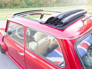 Boven aanzicht met open dak van Mini Cooper auto