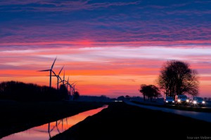 Opkomende zon Jaagweg Avenhorn met auto's en windmolens