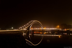 Zijaanzicht Melkwegbrug in Purmerend bij nacht. Reflexie in het water
