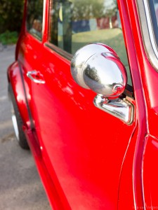 detail foto chromen spiegel retro rode Mini Cooper huurauto