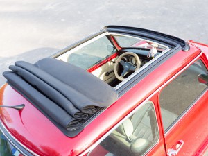 Top aanzicht open dak van rode retro Mini Cooper Cabriolet huur auto