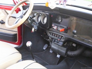 dashboard en stuur van retro Mini Cooper huurauto