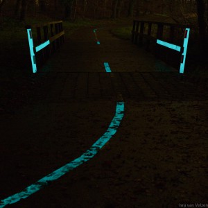 Nacht foto vooraanzicht Glow in the dark markering gemonteerd op fietspad