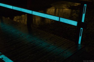 Close-up van Glow in the dark markering gemonteerd op een fietsbrug