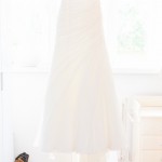 Bruidsfoto, witte bruidsjurk voor het raam